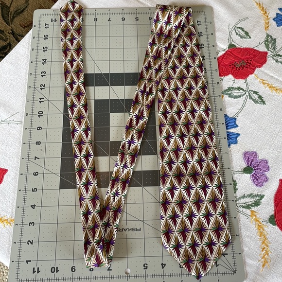 Scenario by Martin Wong, purple, gold, green geometric patterned silk tie - Picture 9 of 10